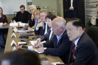 Senate Agriculture and Forestry Committee Visits U of G
